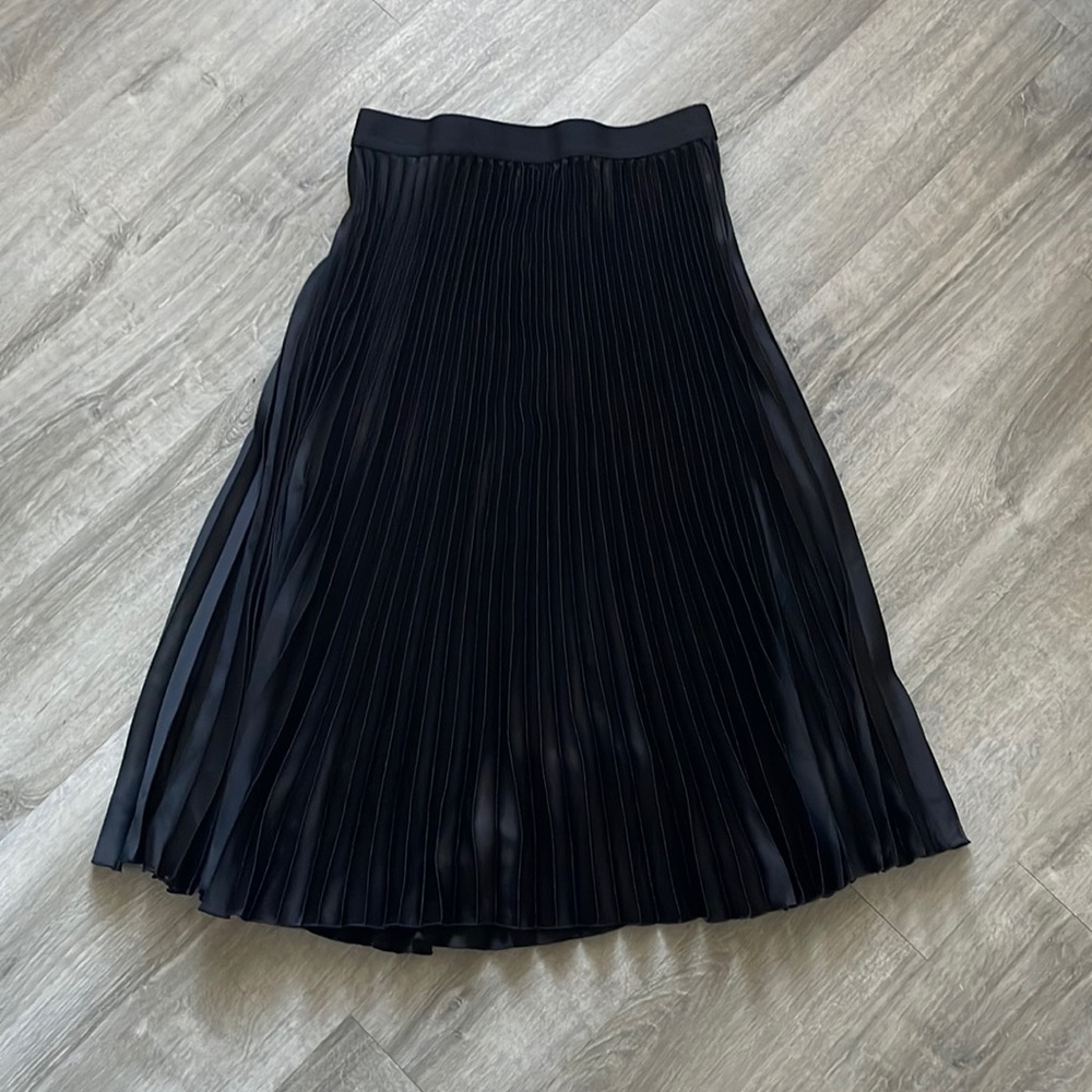 H&M Black Pleated Skirt